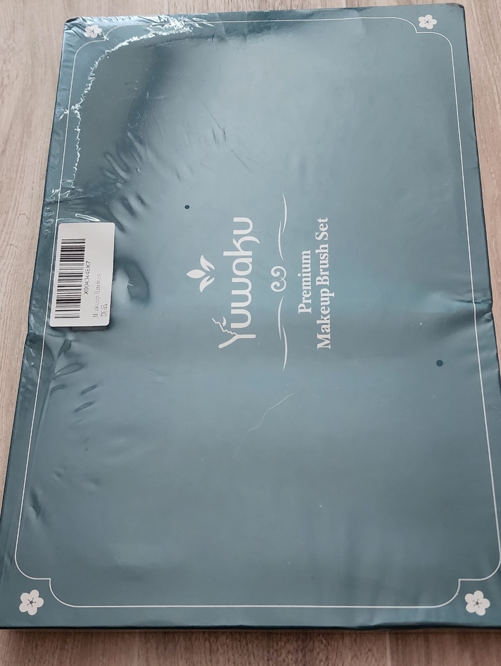 Yuwaka Makeup Brushes, Lipstick, Face Mask Set NEW SEALED - Picture 3 of 3